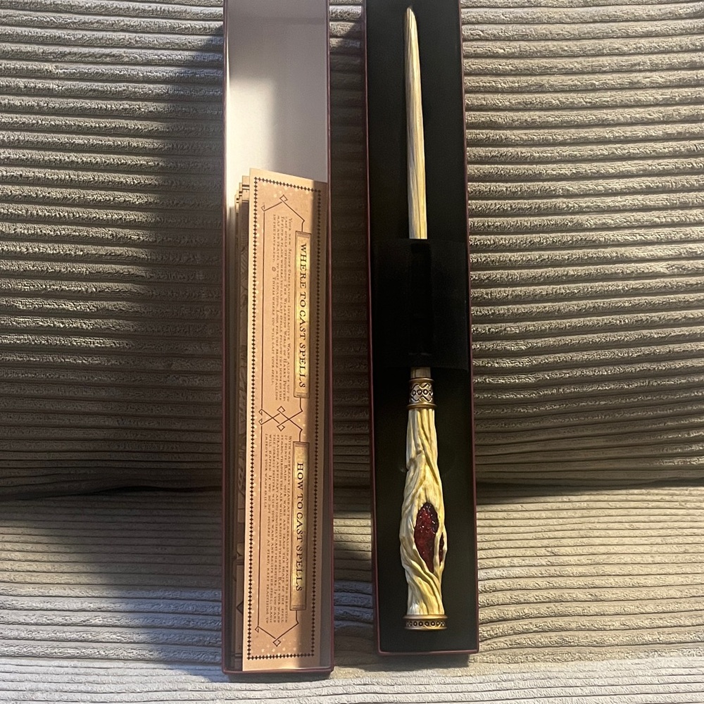 Universal Studios Harry Potter 2ND Generation 2025 Interactive Wand Red Gem